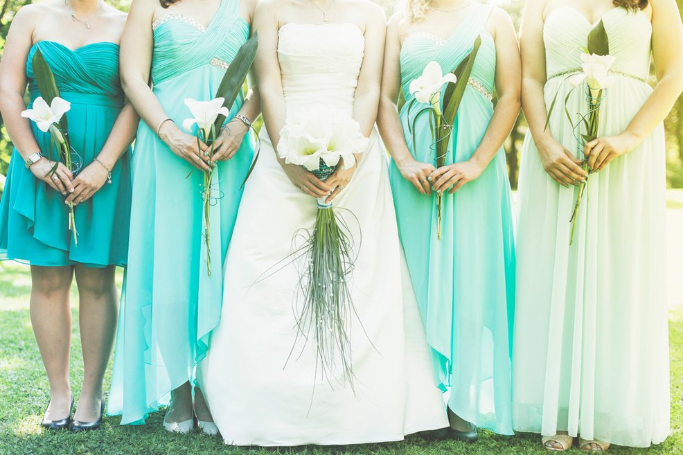Brautjungfernkleider passen perfekt in das Farbschema der Meereshochzeit Brautjungfernkleider passen perfekt in das Farbschema der Meereshochzeit