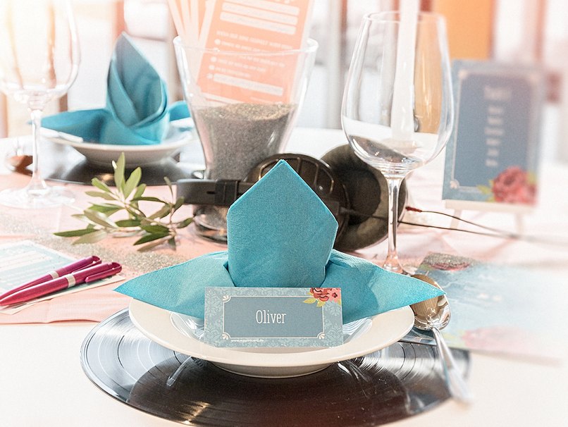 Gedeck mit blauen, gefalteten Servierten