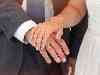 Brautpaar hält Händchen, Eheringe