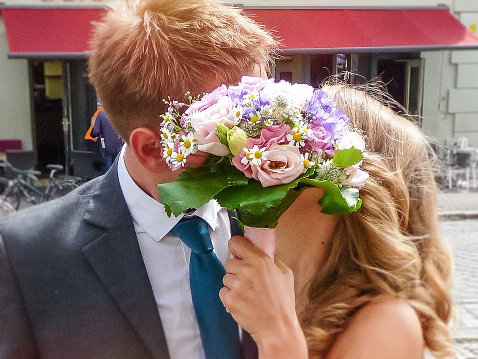 Brautpaar küsst sich