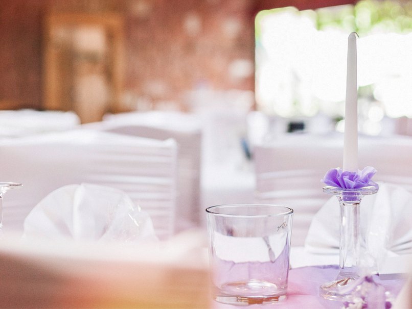 Mit kleinen Farbtupfen in Lila wird die Tischdeko für die Hochzeit perfekt Mit kleinen Farbtupfen in Lila wird die Tischdeko für die Hochzeit perfekt