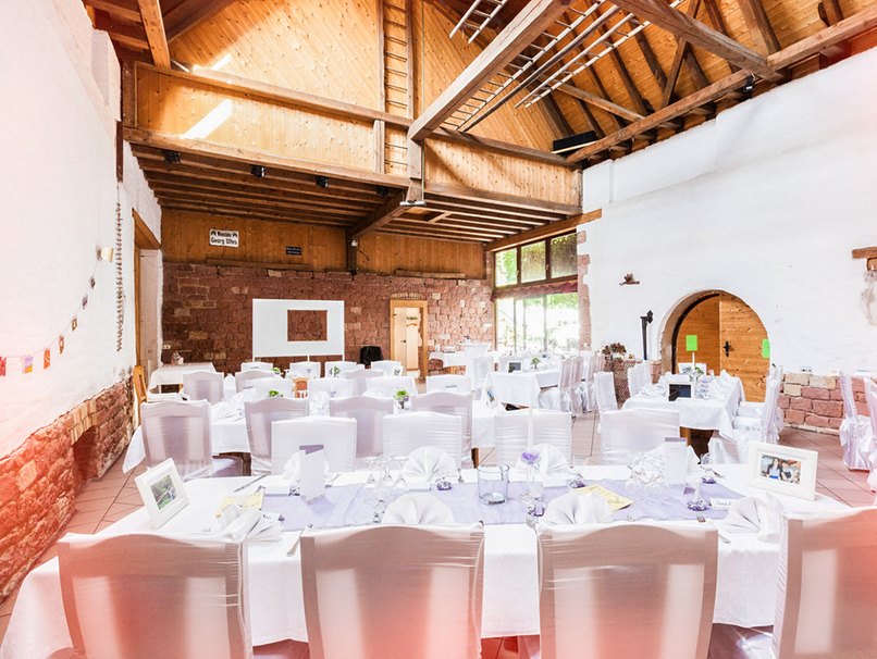 Die warmen Holztöne harmonieren perfekt mit kleinen lilafarbenen Akzenten Die warmen Holztöne harmonieren perfekt mit kleinen lilafarbenen Akzenten