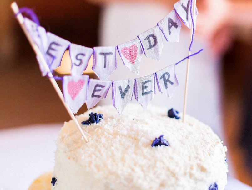 Mit einfachen Dekoelementen wird auch die Hochzeitstorte in Lila zum Highlight Mit einfachen Dekoelementen wird auch die Hochzeitstorte in Lila zum Highlight