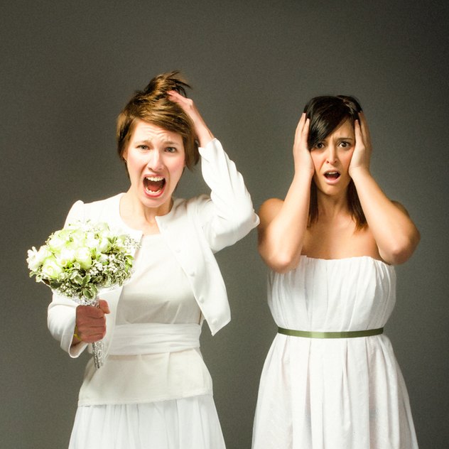 Haare raufen bei der Hochzeitsplanung. 10 Dinge, die echt nerven! 10 Dinge, die bei der Hochzeitsplanung nerven. Bräute raufen sich die Haare.