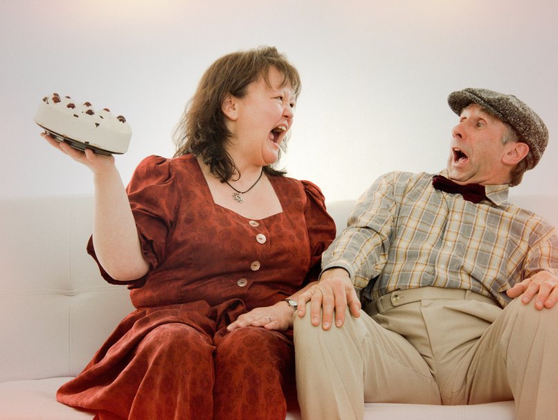 Frau wirft Torte nach Mann