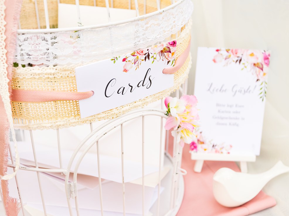 Ein schön verzierter Käfig bewahrt die Geldgeschenke sicher auf