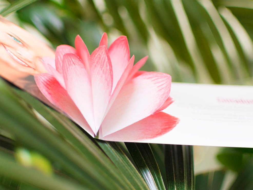 Eine Blüte in der Einladungskarte für die Konfirmation ist einfach gebastelt Eine Blüte in der Einladungskarte für die Konfirmation ist einfach gebastelt