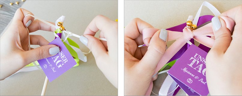 Befestigt das Band samt Geschenkanhänger am Stab und befestigt alles mithilfe einer Schleife. 