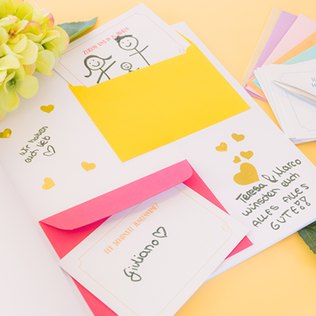 Kreativ gestaltete Innenseiten eines Gästebuchs