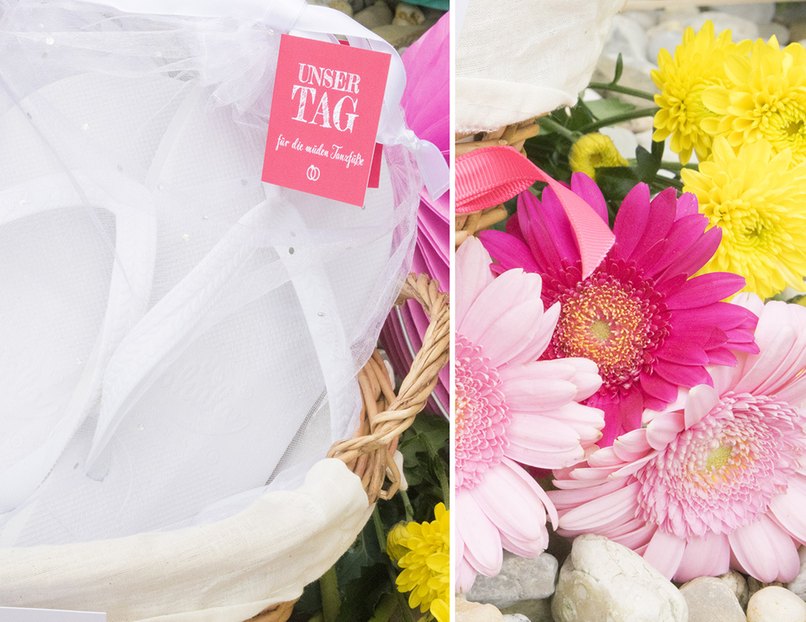 Hübsche Zehentrenner und frische Hochzeitsblumen, da bekommt jeder Gast Lust zu tanzen.