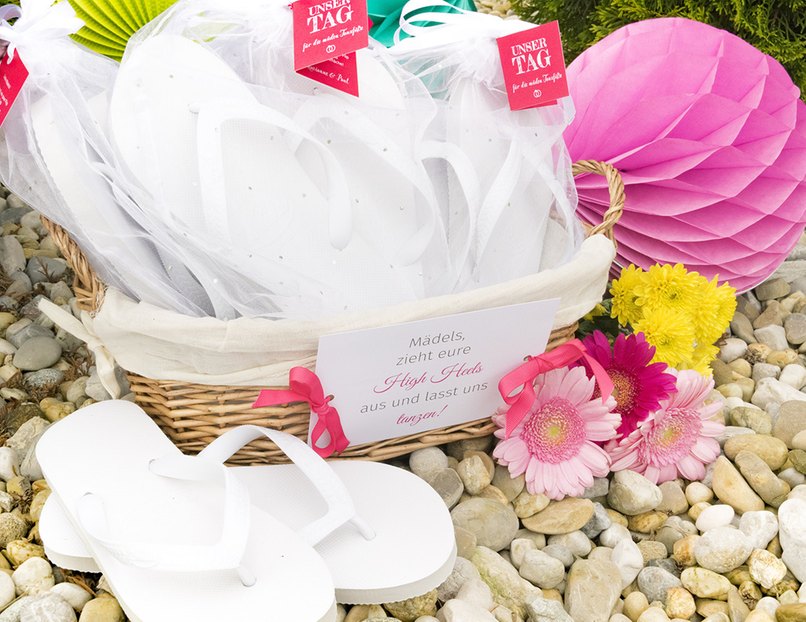 Mit diesen Zehentrennern für die Hochzeitsgäste steht der Tanznacht nichts im Weg.