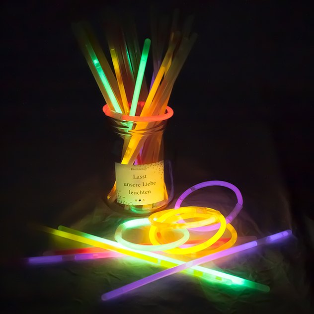 Leuchtende Knicklichter die Hochzeit