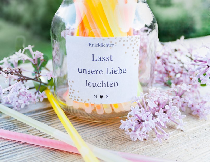 Hochzeitsdeko mit Etiketten verziehrt Hochzeitsdeko mit Etiketten verziehrt