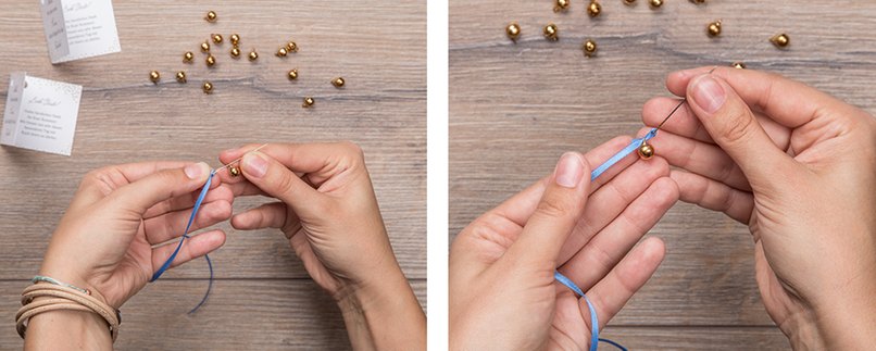 Seidenband durch eine Sticknadel ziehen und durch die Ösen führen.