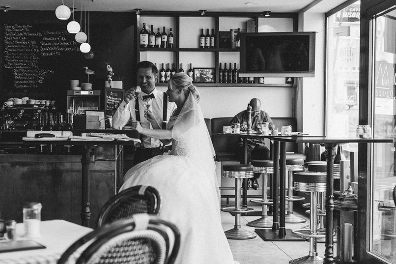 Bei Regen können tolle Locations die Hochzeitsfotos retten