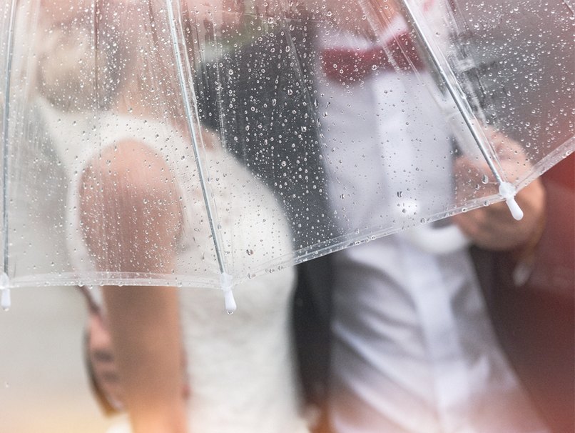Regen bei der Hochzeit ist nicht schlimm, wenn ausreichend Schirme vorhanden sind Regen bei der Hochzeit ist nicht schlimm, wenn ausreichend Schirme vorhanden sind