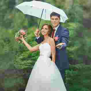 Regen am Hochzeitstag ist für viele Brautpaare eine Horrorvorstellung. Muss es aber gar nicht sein. Wir geben Tipps, wie man den Hochzeitstag auch bei Regen meistert