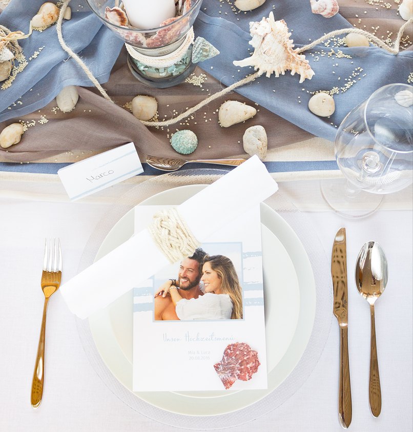 Passende Hochzeitspapeterie zur Tischdeko macht ganz schön was her.