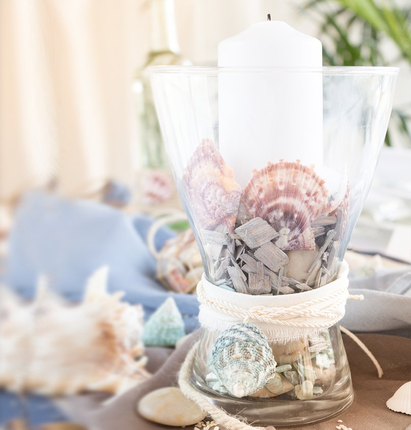 Eine liebevoll im maritimen Stil dekorierte Vase