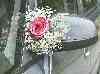 Blumenschmuck aus Schleierkraut fürs Hochzeitsauto