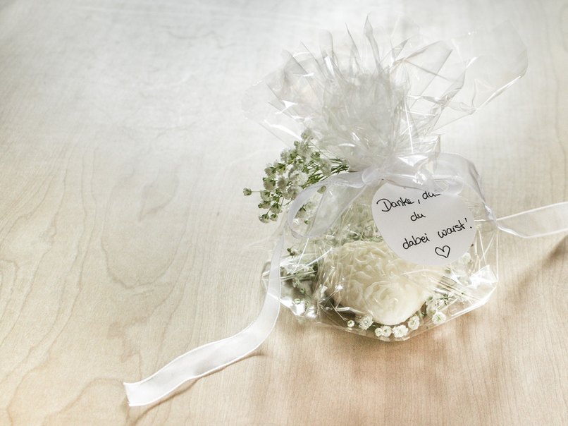 Hochzeits-Gastgeschenk mit Schleierkraut-Dekoration Hochzeits-Gastgeschenk mit Schleierkraut-Dekoration