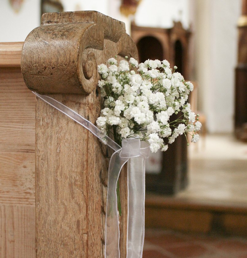 Kirchenbank mit Schleierkraut-Deko Kirchenbank mit Schleierkraut-Deko