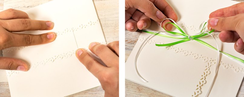 Schritt 7: Banderole zuschneiden, verkleben und mit Schleifenband fixieren Papierstreifen um die Karte wickeln, Enden aneinander festkleben und mit einem Bändchen eine Schleife machen.