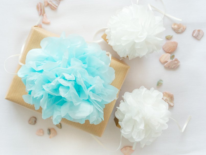 Als Geschenkdekoration eignen sich Pompons super Als Geschenkdekoration eignen sich Pompons super