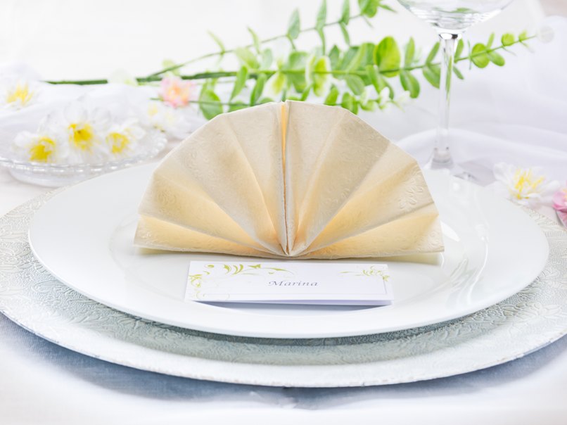 Die Hochzeitslocation wirkt mit einem eingedeckten Tisch sehr einladend