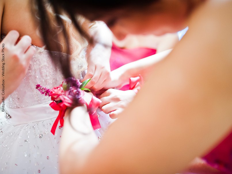 Die Trauzeugin hilft beim Kauf des Brautkleides