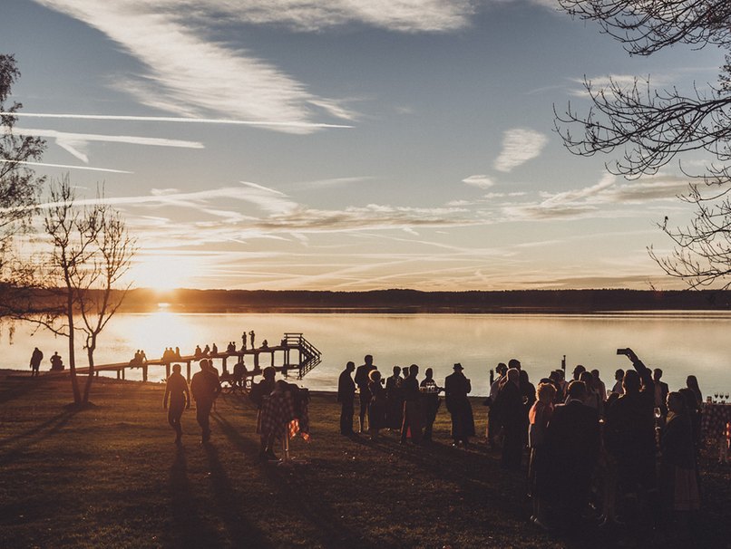 Hochzeitsgesellschaft bei Sonnenuntergang am See Hochzeitsgesellschaft bei Sonnenuntergang am See