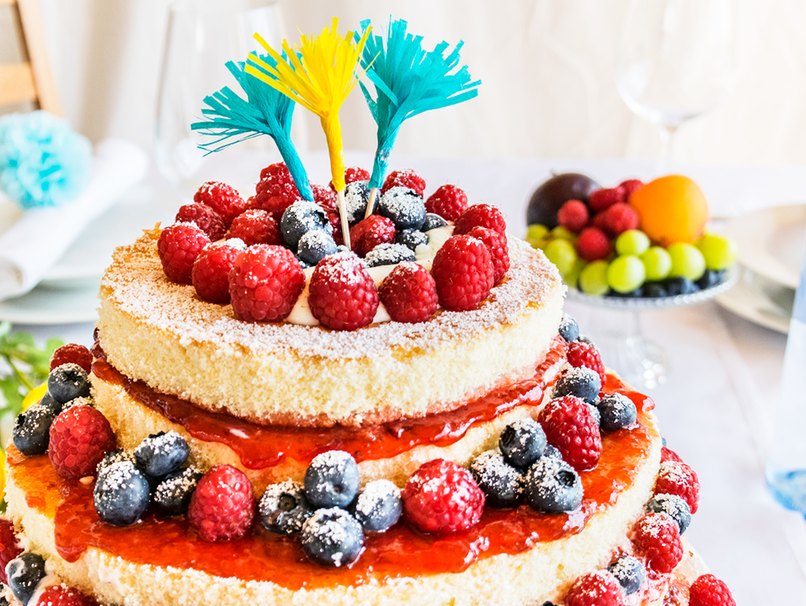 Festliche Torte mit Papier-Puschel-Deko