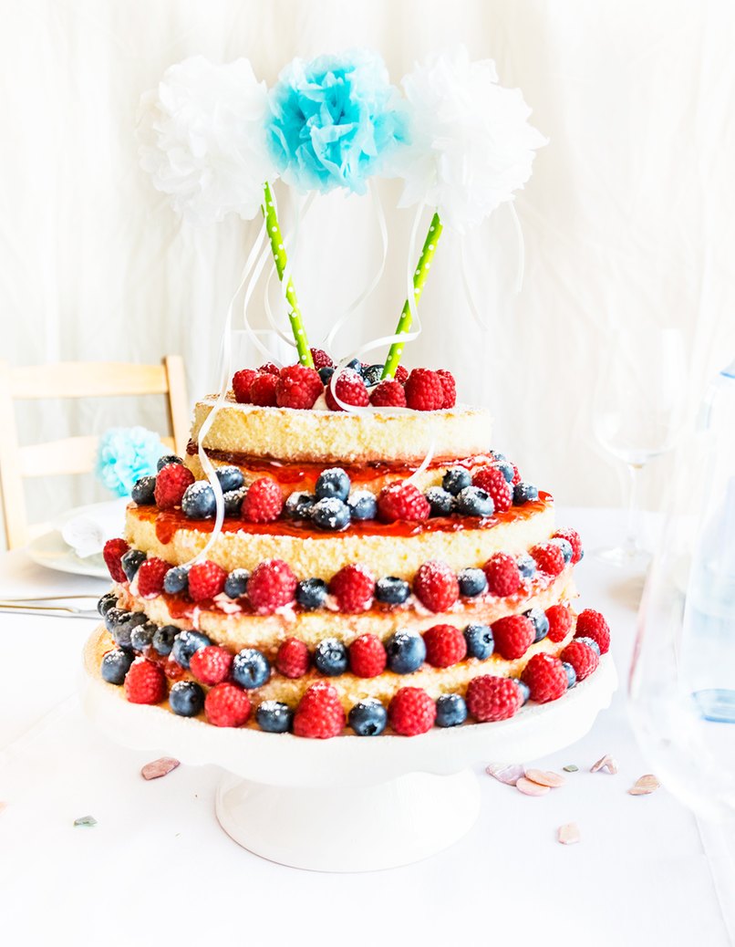 Zarte Pompons als stilvolle Kuchendekoration.