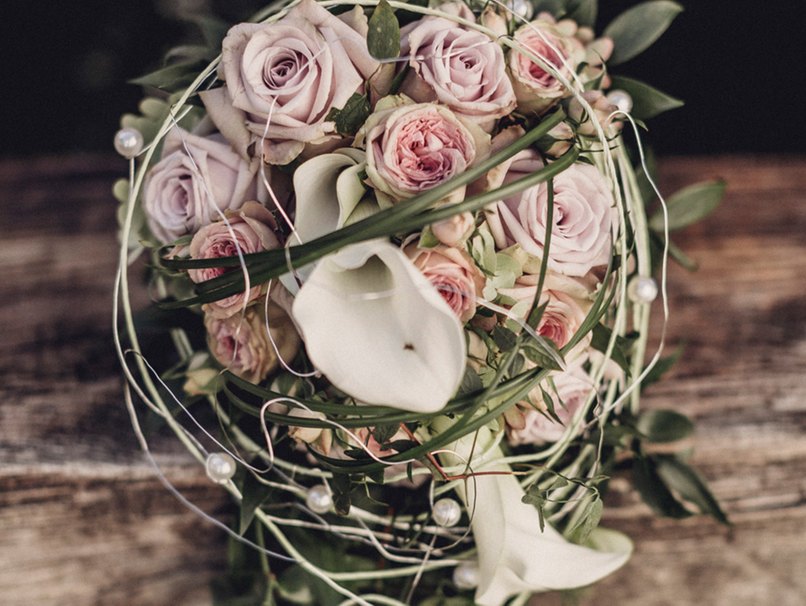 Der Brautstrauß, der wirklich zur Herbsthochzeit in zartrosafarbenen Pudertönen passt. 