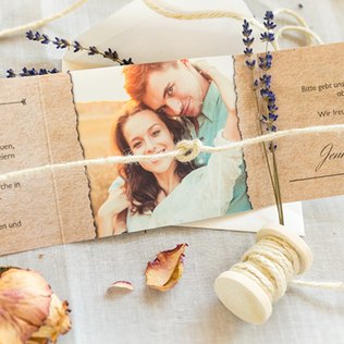 Verbunden in einem Knoten, der die Liebe zweier Menschen symbolisiert Hochzeitseinladungen mit Knoten-Verzierung