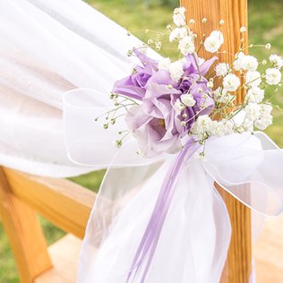 Adieu Stuhlhusse! 3 tolle Dekoideen für eure Stühle bei der Hochzeitsfeier duftige Stuhldeko für die Hochzeit