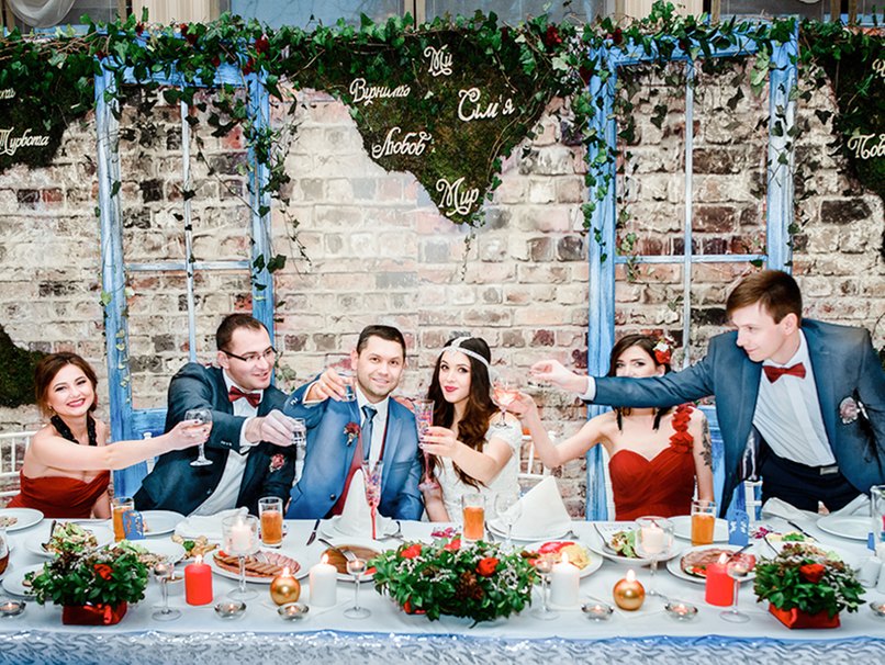 Bei der Hochzeitsdeko im Winter kommt Farbe ins Spiel