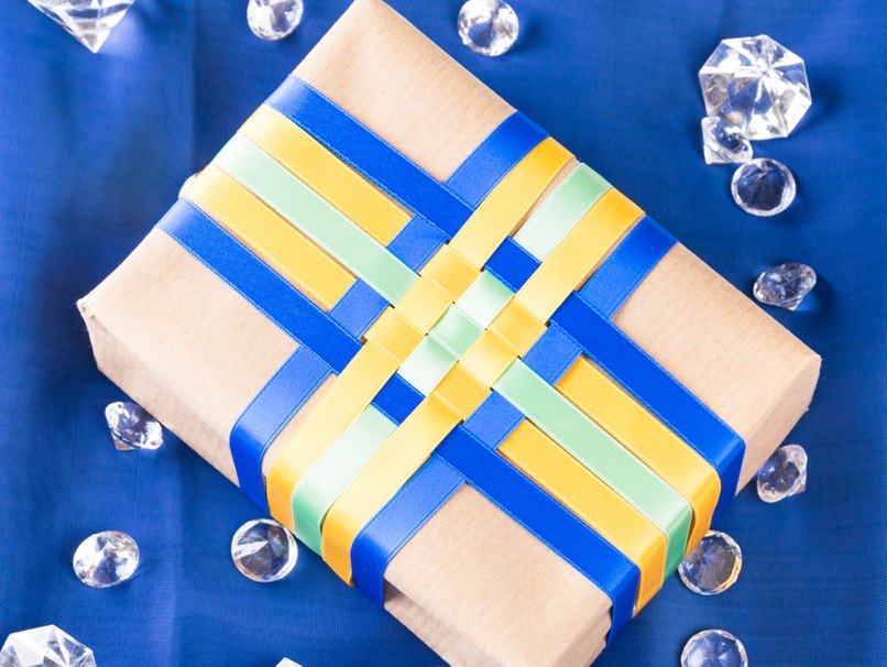 Aus schlicht wird schick: Geschenkverpackung aufgepeppt! Geschenk mit gewebten Seidenbändern