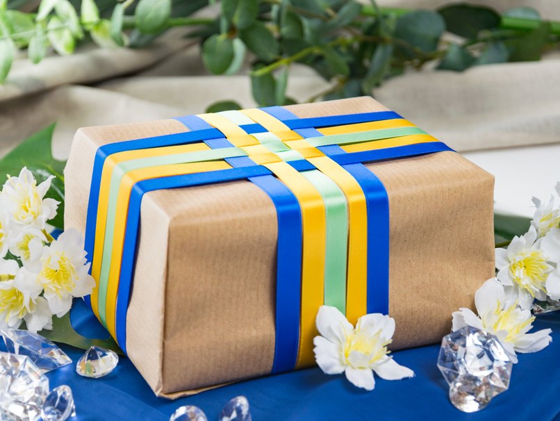Farblich aufeinander abgestimmt: Bänder verzieren die Geschenkverpackung Farblich aufeinander abgestimmt - Bänder verzieren die Geschenkverpackung