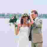 Brautpaar am See feiert Vintage-Hochzeit