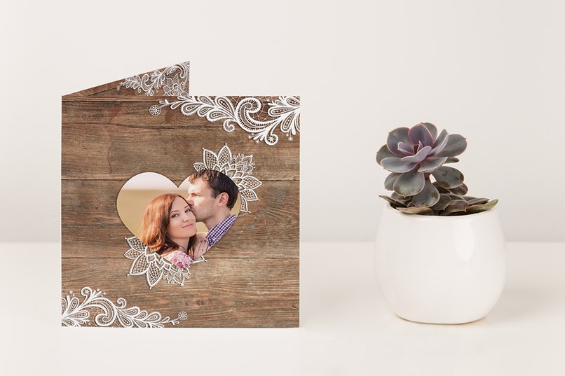 Rustikale Hochzeitskarte mit Holz und Spitze