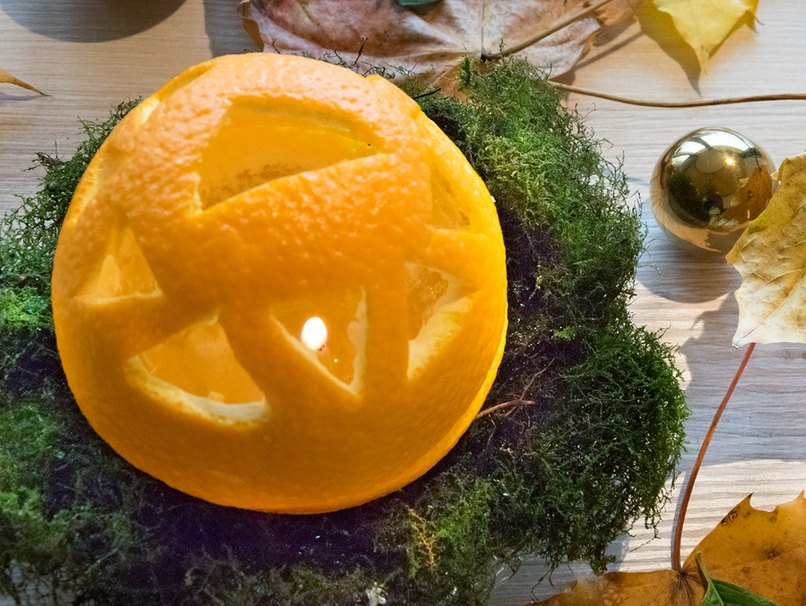 Mit Mustern verzierte Orangenkerze