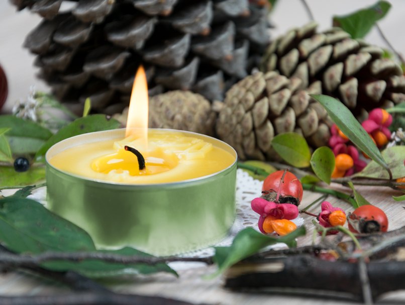 Buntes Teelicht als Accessoire