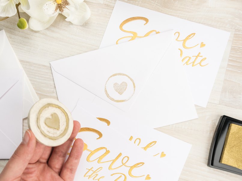 Mit dem selbstgemachten Hochzeitsstempel verleiht Ihr Euren Kuverts einen persönlichen Touch. Mit dem selbstgemachten Hochzeitsstempel verleiht Ihr Euren Kuverts einen persönlichen Touch.