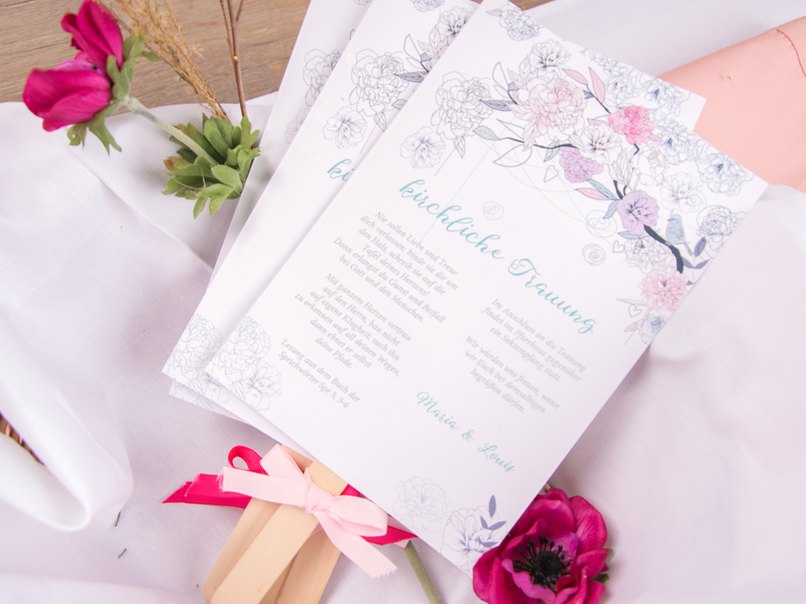 Hochzeisfächer bringen die nötige Abkühlung auf einer Sommerhochzeit. Hochzeisfächer bringen die nötige Abkühlung auf einer Sommerhochzeit.