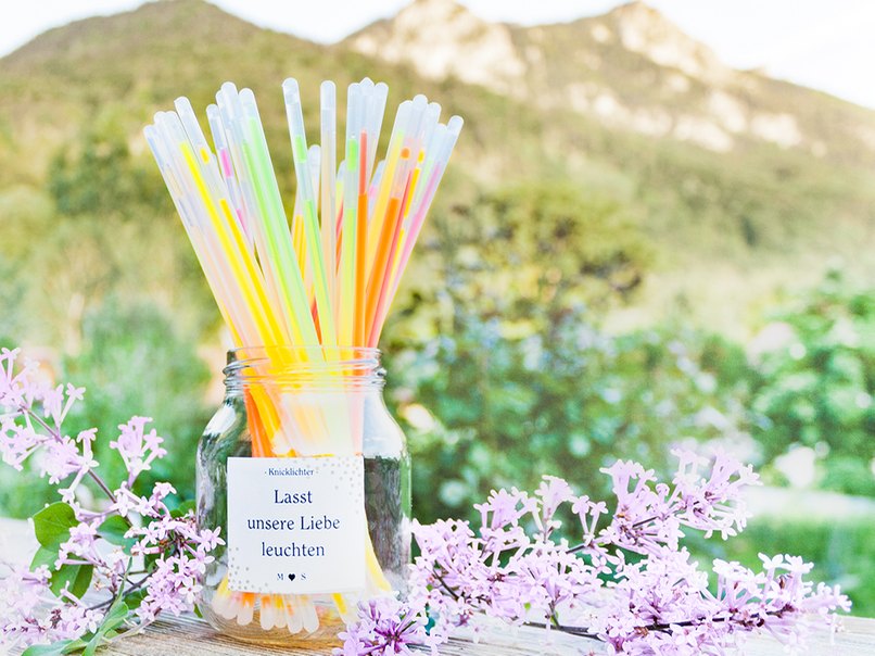 Knicklichter lassen sich perfekt statt Hochzeitswunderkerzen zur Dekoration verwenden. Knicklichter lassen sich perfekt statt Hochzeitswunderkerzen zur Dekoration verwenden.