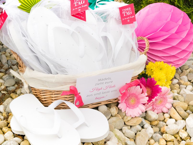 Das perfekte Gastgeschenk gegen schmerzende Füße. Flip Flops für die Hochzeit. Das perfekte Gastgeschenk gegen schmerzende Füße. Flip Flops für die Hochzeit.