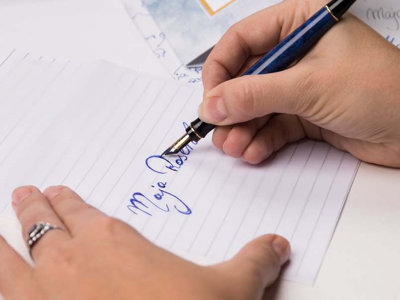 ... und schiebt ein liniertes Blatt in den Umschlag, um Hilfslinien zu erhalten.