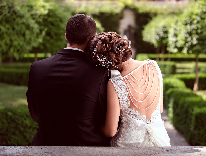 Statt einem Schleier darf es gerne edler Haarschmuck sein