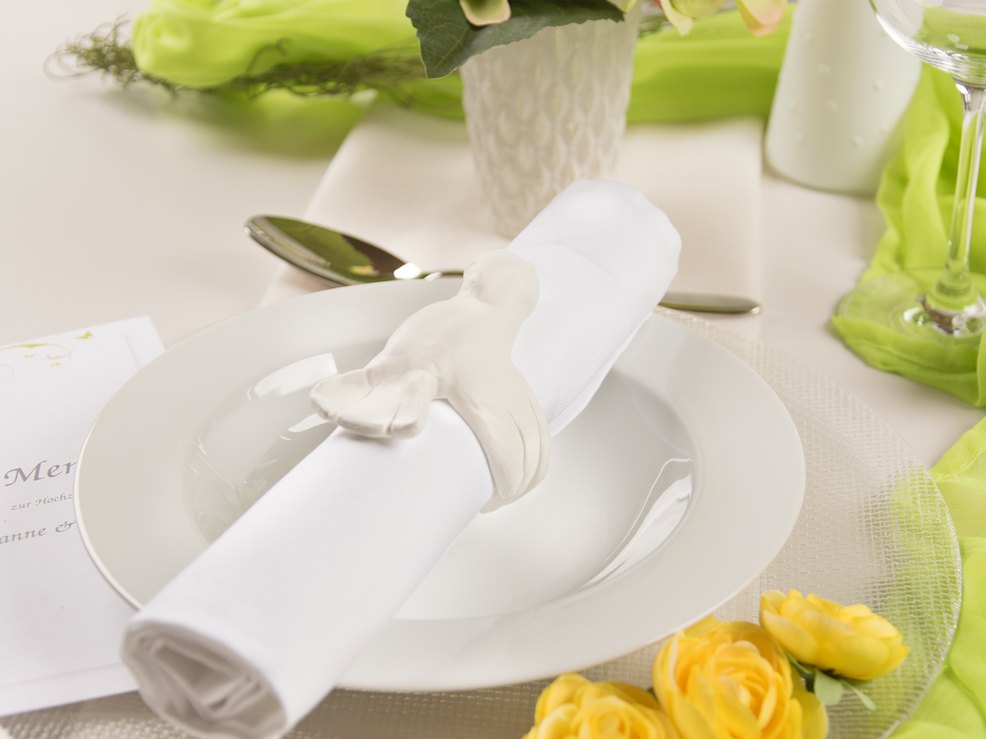 Ein selbst gemachter Hingucker sind Serviettenringe aus Modelliermasse